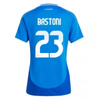 Camisa de Futebol Itália Alessandro Bastoni #23 Equipamento Principal Mulheres Europeu 2024 Manga Curta